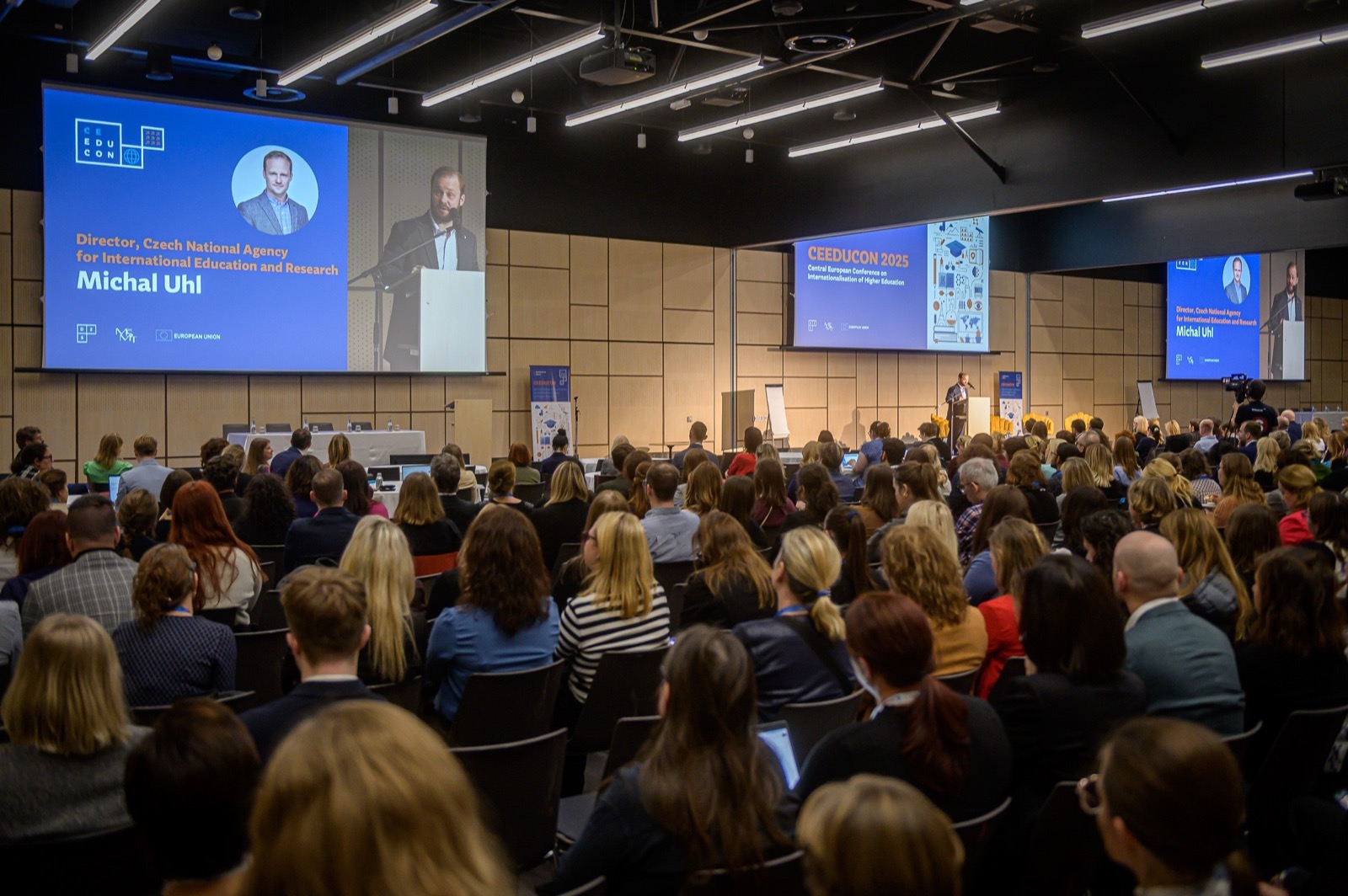 A packed CEEDUCON plenary session